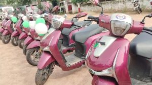 Sheikhpura News: महिला सुरक्षा के लिए पुलिस को मिले नए स्कूटी और बाइक