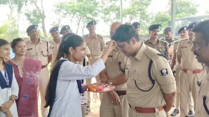 Sheikhpura News: महिला सुरक्षा के लिए पुलिस को मिले नए स्कूटी और बाइक