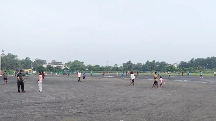 Dhanbad News: गोल्फ ग्राउंड में मेला लगाने की तैयारी से भड़के स्थानीय लोग, सौंपा ज्ञापन