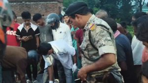 बाइक को बचाने में पलटा टेंपो, सड़क हादसे में कई घायल; दो की हालत गंभीर