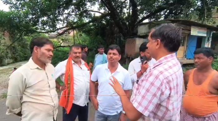निरसा में झिलिया पुल डायवर्सन बहने पर PWD अधिकारियों का निरीक्षण, एक माह में पुल चालू करने का आश्वासन 2
