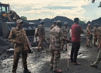 पाथरडीह कोलवाशरी की साइडिंग में हिंसक झड़प, वर्चस्व को लेकर दो पक्षों के समर्थक आमने-सामने पाथरडीह कोलवाशरी की साइडिंग में हिंसक झड़प, वर्चस्व को लेकर दो पक्षों के समर्थक आमने-सामने