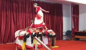 SSLNT महिला महाविद्यालय में मनाया गया विश्व आदिवासी दिवस, पारंपरिक वेशभूषा में छात्राओं ने पेश की संस्कृति 2