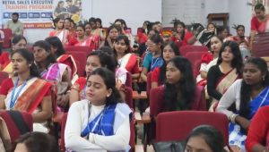 SSLNT महिला महाविद्यालय में मनाया गया विश्व आदिवासी दिवस, पारंपरिक वेशभूषा में छात्राओं ने पेश की संस्कृति 1