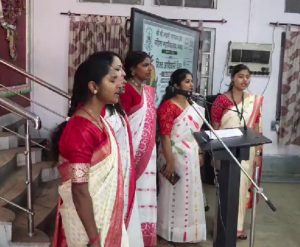 SSLNT महिला महाविद्यालय में मनाया गया विश्व आदिवासी दिवस, पारंपरिक वेशभूषा में छात्राओं ने पेश की संस्कृति