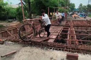 निरसा में झिलिया पुल डायवर्सन बहने पर PWD अधिकारियों का निरीक्षण, एक माह में पुल चालू करने का आश्वासन 1