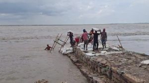 गंडक के उफान से बगहा में दहशत, मंगलपुर घाट में कटाव का खतरा; रातभर जाग रहे ग्रामीण