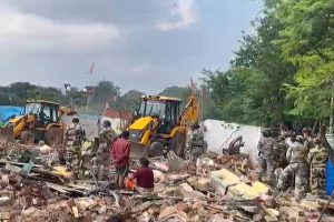 Ranchi HEC Bypass Encroachment: बुलडोजर लेकर पहुंची प्रशासन की टीम, लोगों ने किया रास्ता जाम; फिर पुलिस ने संभाला मोर्चा 1 बुलडोजर लेकर पहुंची प्रशासन की टीम, लोगों ने किया रास्ता जाम; फिर पुलिस ने संभाला मोर्चा