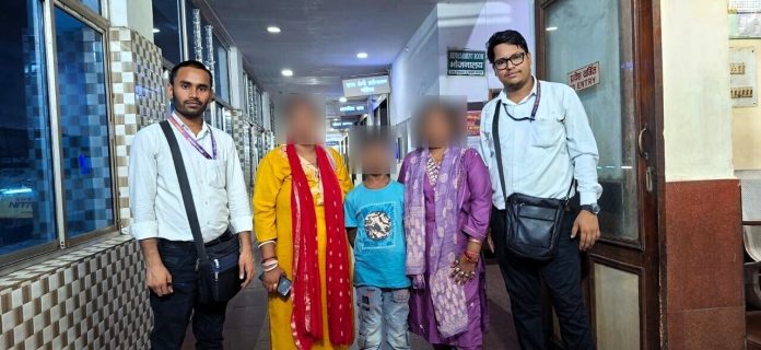 पारसनाथ स्टेशन पर परिवार से बिछड़ा 7 साल का बच्चा, रेलवे कर्मियों ने ऐसे मिलाया