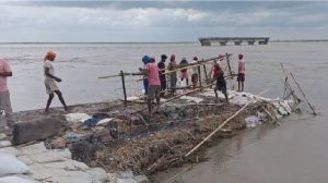 गंडक के उफान से बगहा में दहशत, मंगलपुर घाट में कटाव का खतरा; रातभर जाग रहे ग्रामीण