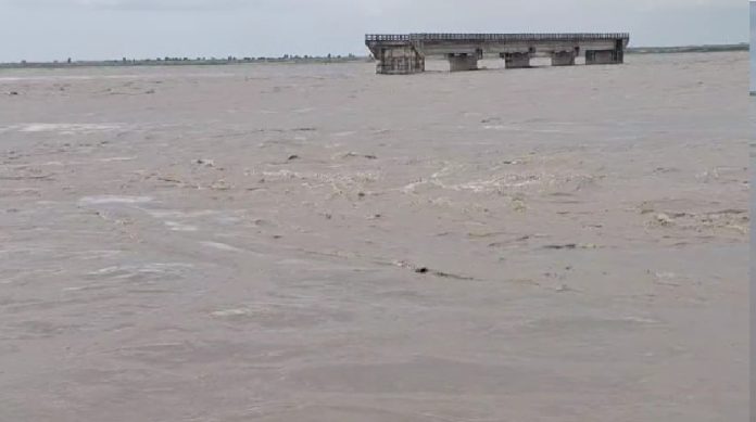 गंडक के उफान से बगहा में दहशत, मंगलपुर घाट में कटाव का खतरा; रातभर जाग रहे ग्रामीण