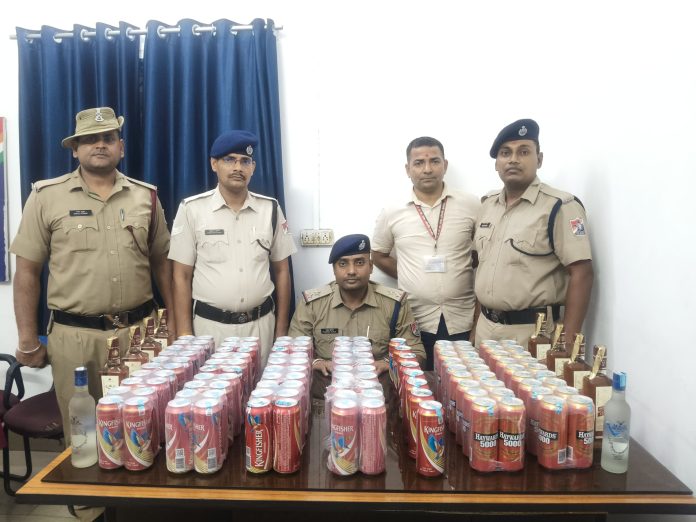 धनबाद रेलवे स्टेशन पर 66.75 लीटर बीयर और अंग्रेजी शराब बरामद, RPF की बड़ी कार्रवाई