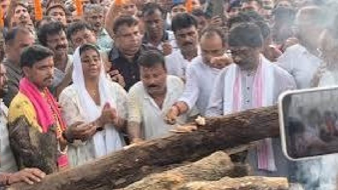 नम आंखों से अंतिम विदाई: बेटे श्रेयश ने दी मुखाग्नि, पंचतत्व में विलीन हुए सुदिव्य कुमार सोनू