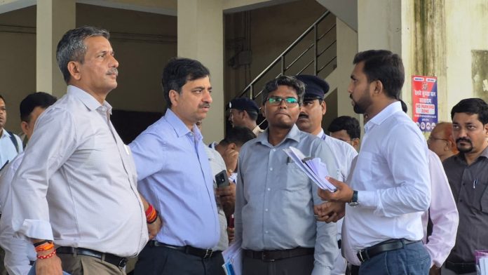 Railway News: GM डिम्पी गर्ग का बड़ा निरीक्षण, चंदौली से सोन नगर तक रेलवे की तैयारियों का जायजा