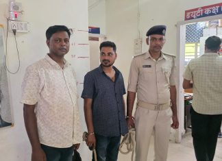 पुलिस को लगा अफसर है, साथ लेकर निकले; फर्जी IPS ने NH-139 पर कराई चेकिंग पुलिस को लगा अफसर है, साथ लेकर निकले; फर्जी IPS ने NH-139 पर कराई चेकिंग