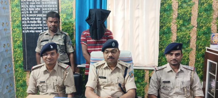 Dhansar Instagram Blackmailing Case: इंस्टाग्राम दोस्ती का खौफनाक मोड़, निजी फोटो-वीडियो वायरल करने की धमकी देने वाला गिरफ्तार