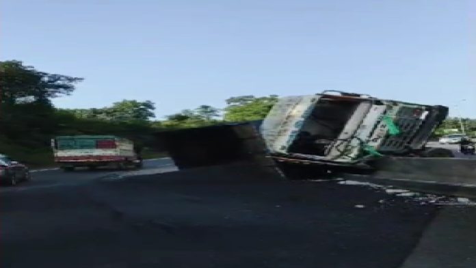 Chattu Palu Ghati Road Accident: चट्टू पालू घाटी में नहीं थम रहे सड़क हादसे, दो दुर्घटनाओं में कई लोग बाल-बाल बचे