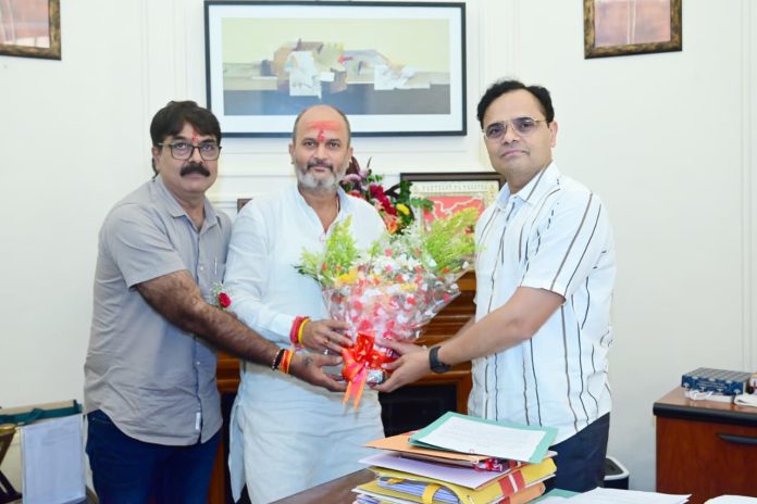 Dhanbad Property Registration: धनबाद-गोविंदपुर में रजिस्ट्री कब होगी शुरू? प्रतिनिधिमंडल ने सौंपा ज्ञापन, मिला समाधान का आश्वासन