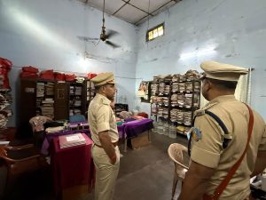 Dhanbad SSP Inspection: पुराने केस अब नहीं रहेंगे लंबित! SSP प्रभात कुमार ने अधिकारियों को दिया सख्त निर्देश 1 Dhanbad SSP Inspection: पुराने केस अब नहीं रहेंगे लंबित! SSP प्रभात कुमार ने अधिकारियों को दिया सख्त निर्देश