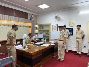 Dhanbad SSP Inspection: पुराने केस अब नहीं रहेंगे लंबित! SSP प्रभात कुमार ने अधिकारियों को दिया सख्त निर्देश 2 Dhanbad SSP Inspection: पुराने केस अब नहीं रहेंगे लंबित! SSP प्रभात कुमार ने अधिकारियों को दिया सख्त निर्देश