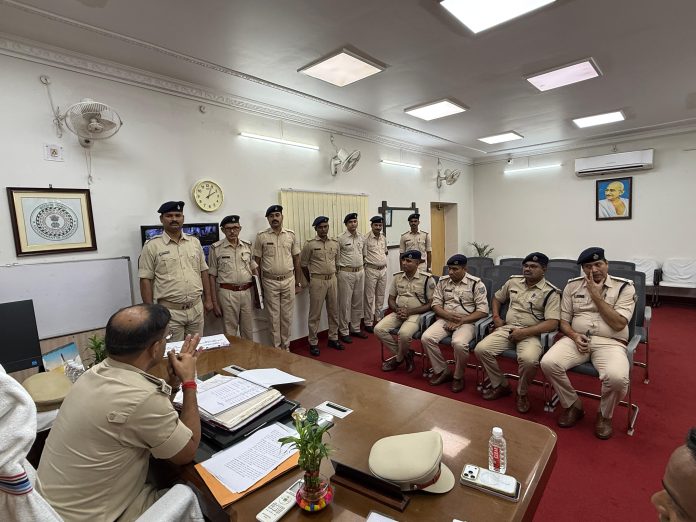 Dhanbad SSP Inspection: पुराने केस अब नहीं रहेंगे लंबित! SSP प्रभात कुमार ने अधिकारियों को दिया सख्त निर्देश