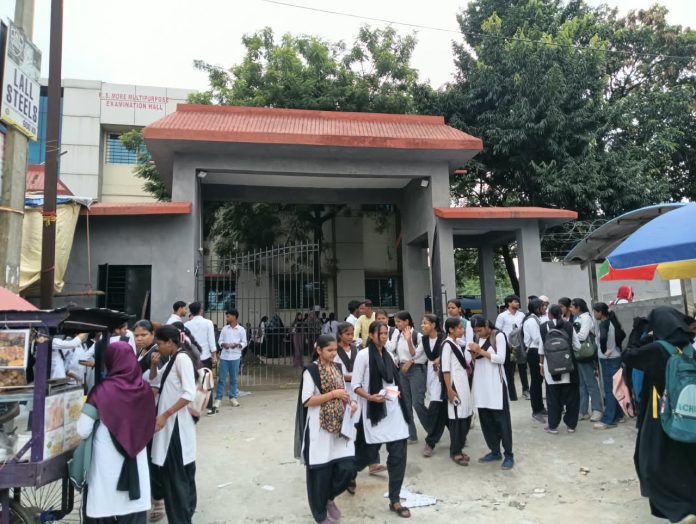 RS More College Admission Complaint: आर एस मोर कॉलेज में एडमिशन के नाम पर अतिरिक्त रकम मांगने का आरोप, कॉलेज प्राचार्य बोले- दोषी मिले तो कार्रवाई
