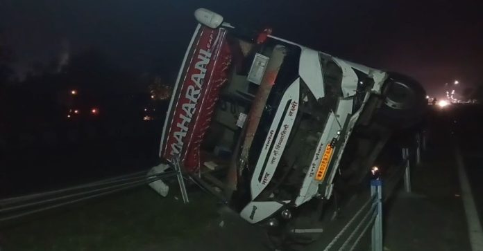 Maharani Bus Accident Dhanbad: ओवरटेक के चक्कर में पलटी गया-कोलकाता महारानी बस, घायलों को SNMMCH भेजा गया