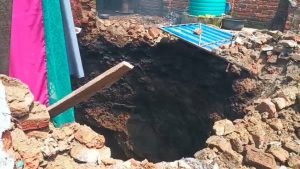 Loyabad Land Subsidence: लोयाबाद में भू-धंसान से मचा हड़कंप, दूसरे मकान पर भी मंडराया खतरा