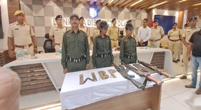 Bankura Maoist Surrender: पश्चिम बंगाल में माओवादियों को बड़ा झटका, तीन कमांडरों ने पुलिस के सामने किया आत्मसमर्पण