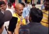 Gopalganj School Principal Case: छात्रा से मोबाइल नंबर मांगना प्रधानाध्यापक को पड़ा भारी, ग्रामीणों ने की पिटाई; वीडियो वायरल Gopalganj School Principal Case: छात्रा से मोबाइल नंबर मांगना प्रधानाध्यापक को पड़ा भारी, ग्रामीणों ने की पिटाई; वीडियो वायरल