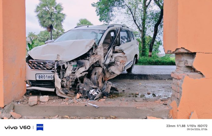 Chhapra Road Accident: छपरा में बड़ा हादसा टला,मंदिर के गेट से टकराई अनियंत्रित कार; एयरबैग ने बचाई चार लोगों की जान