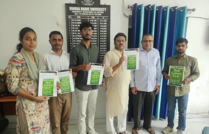 झारखंड के अधिकारी डॉ. सुदीप कुमार की पुस्तक ने Amazon India पर बनाया रिकॉर्ड, एक दिन में हासिल किया पहला स्थान