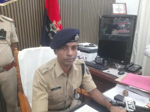 Jalalpur Murder Case: जलालपुर हत्याकांड का खुलासा, महिला समेत दो गिरफ्तार; झाड़ी से हथियार बरामद