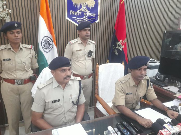 Jalalpur Murder Case: जलालपुर हत्याकांड का खुलासा, महिला समेत दो गिरफ्तार; झाड़ी से हथियार बरामद