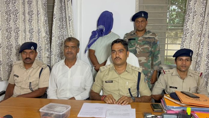 Dhanbad Cyber Crime: बैंक अधिकारी बनकर करता था ठगी, धनबाद में साइबर ठग राहुल दास गिरफ्तार