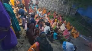 नवगछिया के राघोपुर बांध का डीएम ने किया देर रात निरीक्षण, बाढ़ से बचाव कार्यों का लिया जायजा