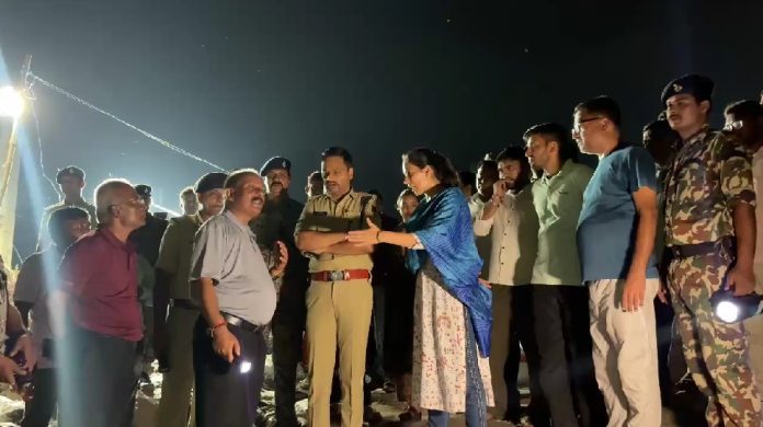 नवगछिया के राघोपुर बांध का डीएम ने किया देर रात निरीक्षण, बाढ़ से बचाव कार्यों का लिया जायजा
