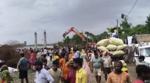 राघोपुर में गंगा का कहर, 100 साल पुराने मंदिर नदी में समाए; रेलवे लाइन पर खतरा