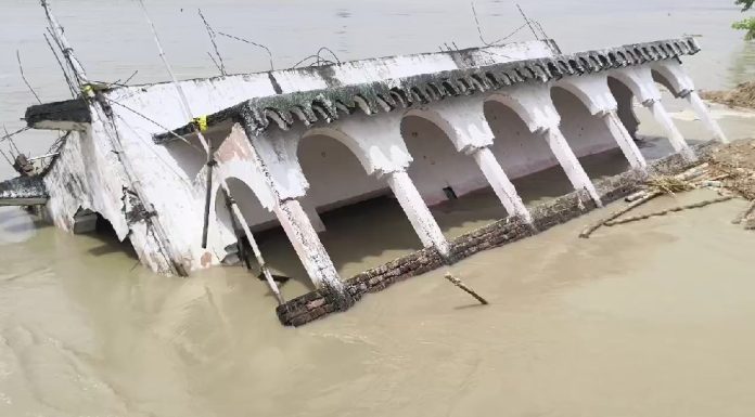 राघोपुर में गंगा का कहर, 100 साल पुराने मंदिर नदी में समाए; रेलवे लाइन पर खतरा