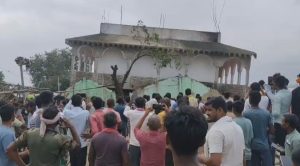 राघोपुर में गंगा का कहर, 100 साल पुराने मंदिर नदी में समाए; रेलवे लाइन पर खतरा