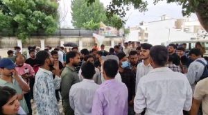 CTET अभ्यर्थियों ने शिक्षा मंत्री के आवास का किया घेराव, पेयरिंग की मांग पर अड़े