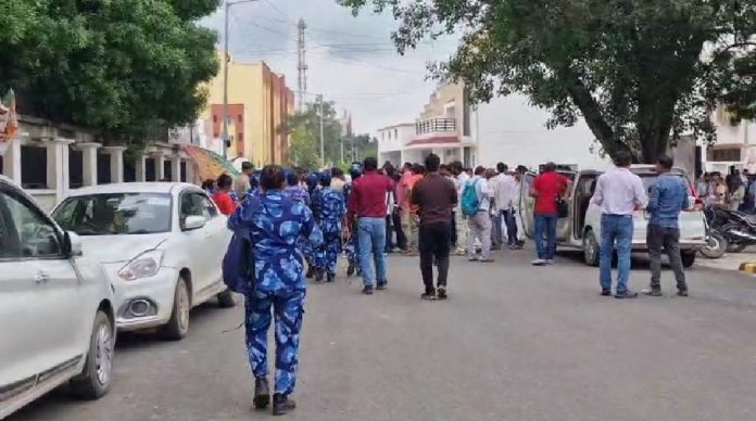 CTET अभ्यर्थियों ने शिक्षा मंत्री के आवास का किया घेराव, पेयरिंग की मांग पर अड़े