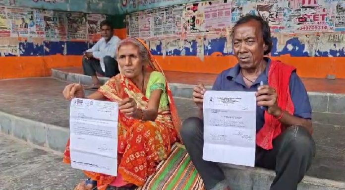 झरिया में BCCL नौकरी को लेकर बवाल, बुजुर्ग दंपति ने न्याय के लिए शुरू किया रणधीर वर्मा चौक पर धरना