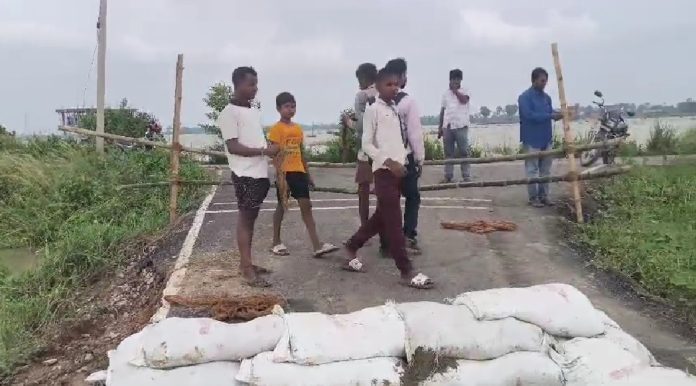 मसौढ़ी में छह महीने पहले बनी सड़क दरधा नदी में बही, गुणवत्ता पर उठे बड़े सवाल