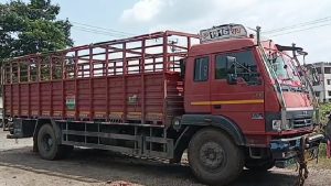 निरसा जलापूर्ति योजना की पाइप चोरी करते पकड़े गए आरोपी, पुलिस ने दो ट्रक किए जब्त