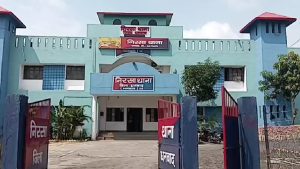 निरसा जलापूर्ति योजना की पाइप चोरी करते पकड़े गए आरोपी, पुलिस ने दो ट्रक किए जब्त