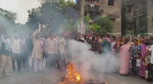 भूली में JMM नेता से कथित दुर्व्यवहार पर आक्रोश, थाना प्रभारी का पुतला दहन