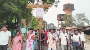 भूली में JMM नेता से कथित दुर्व्यवहार पर आक्रोश, थाना प्रभारी का पुतला दहन