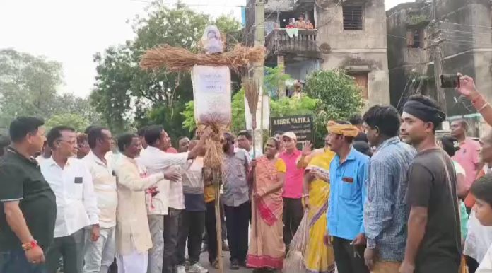 भूली में JMM नेता से कथित दुर्व्यवहार पर आक्रोश, थाना प्रभारी का पुतला दहन
