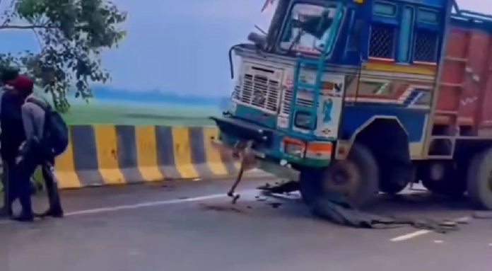 Chapra Road Accident: छपरा-मुजफ्फरपुर NH-722 पर भीषण हादसा, दो ट्रकों की टक्कर में चालक-खलासी घायल